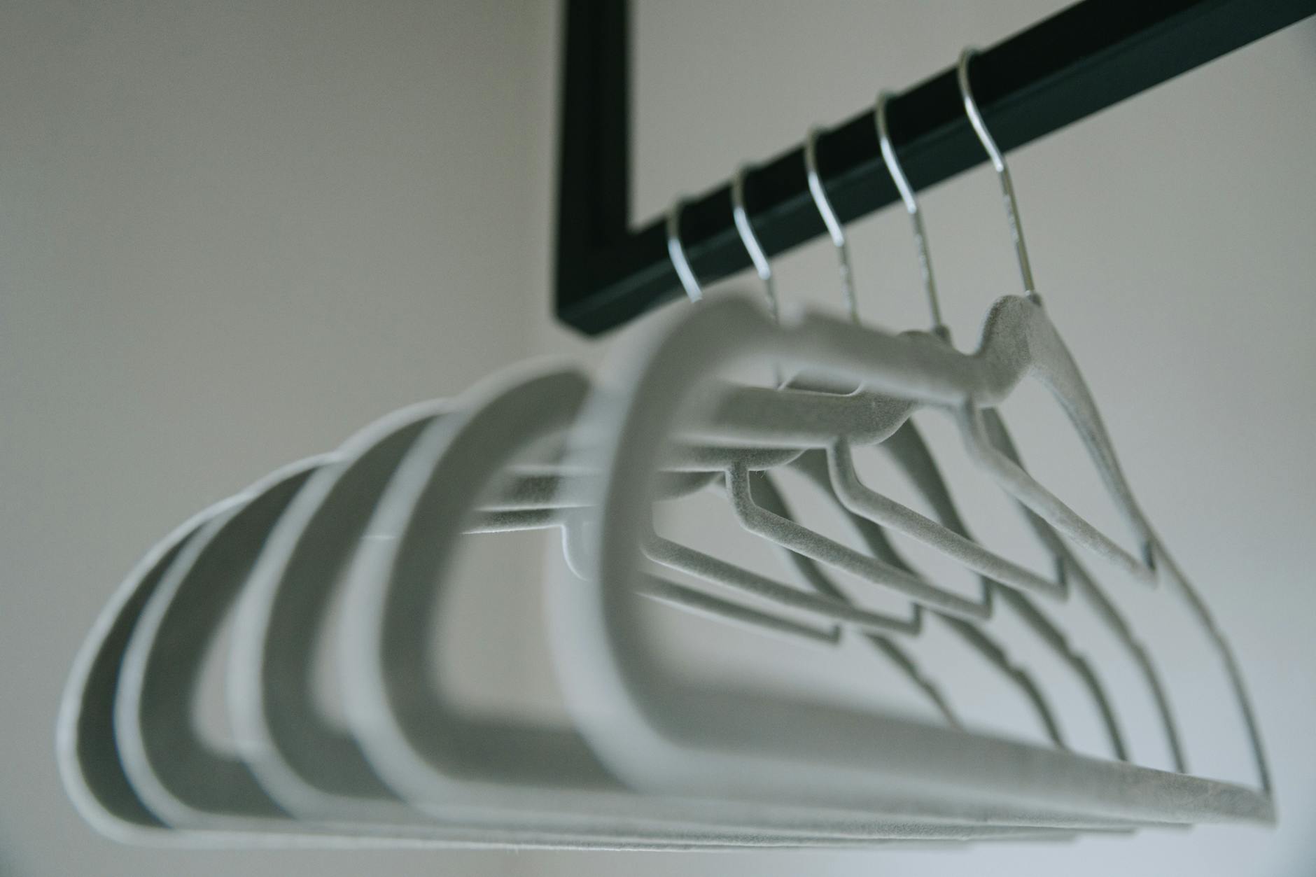 Minimalistyczne filcowe wieszaki na ubrania w szafie w stylu japandi