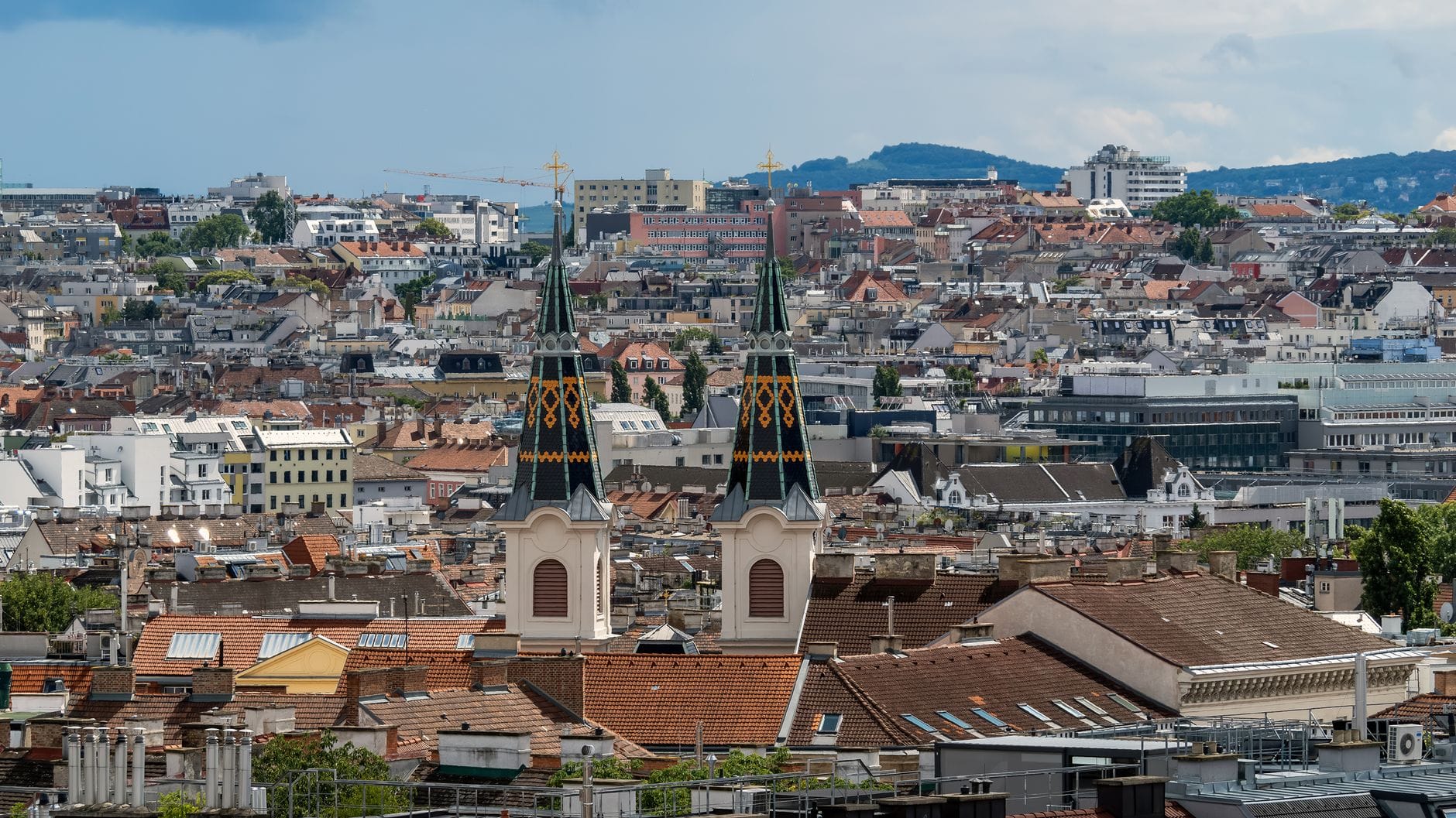 Panorama Wiednia z historyczną zabudową i dwiema wieżami kościołów