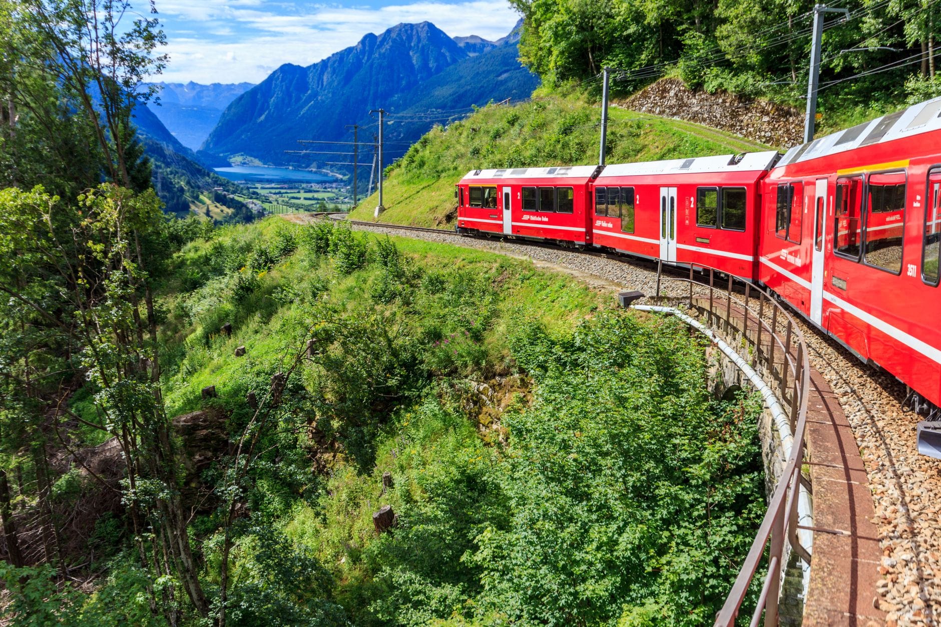 Pociąg Bernina Express jedzie pośród alpejskich szczytów i dolin Pociąg Bernina Express jedzie pośród alpejskich szczytów i dolin